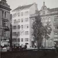 Domy 348 a 349 v ulici Na zámecké a Náměstí bratří synků, asi 1938 (soukromá sbírka)