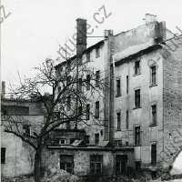 Zadní trakt domu Otakarova 276 před demolicí, 70. léta (AHMP)